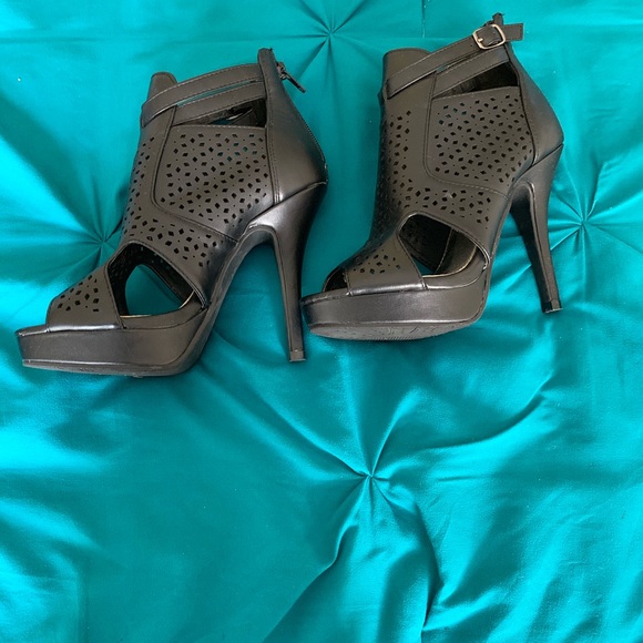 Open toe Booties - Picture 2 of 8